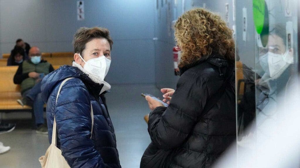 España impone el uso obligatorio de la mascarilla en centros sanitarios