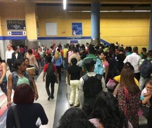Pasajeros del Metro se quejan de los retrasos