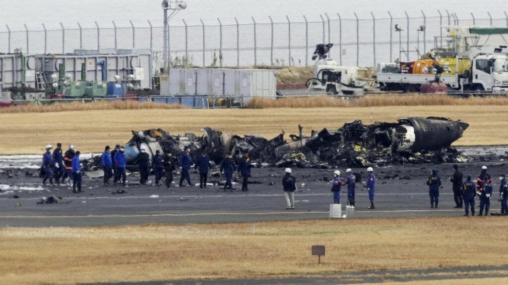 ¿Cómo fue la milagrosa evacuación del avión accidentado en Tokio?