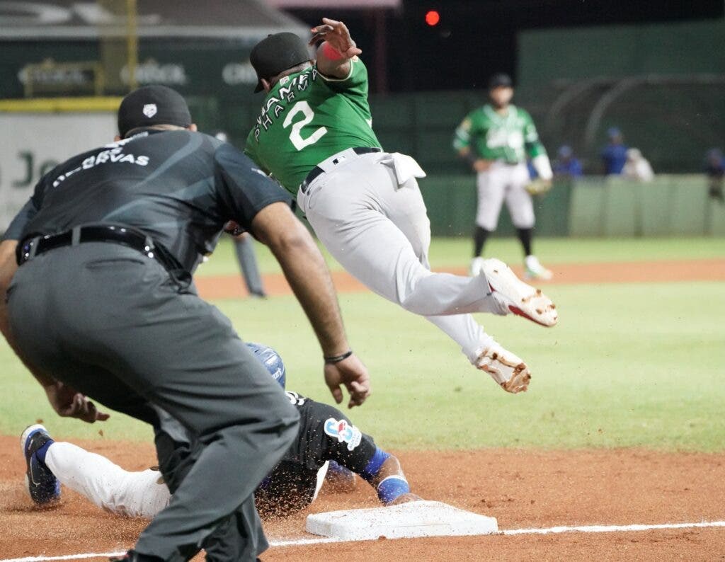 Emilio Bonifacio, capitán del Licey, llega safe a tercera base, en el partido que los Tigres vencieron 3-1 a las Estrellas Orientales.-Foto Manolito Jiménez