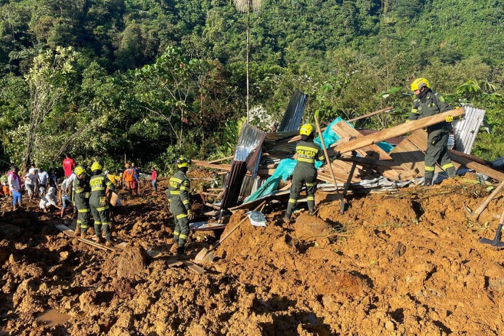 Ascienden a 35 los muertos por derrumbes en Colombia