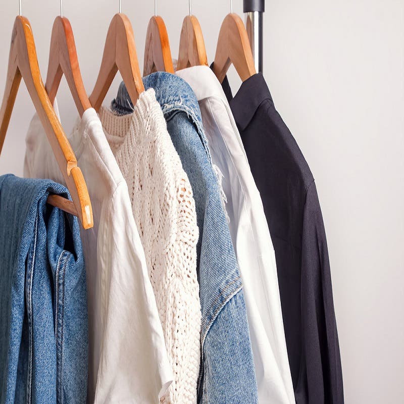 Menos ropa, más combinable y de calidad: 2024 camina hacia el menos es más