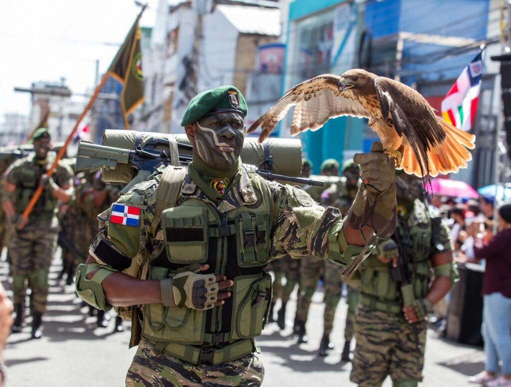 Batallón especializado del Ejército cuando pasan frente al presidente Luis Abinader durante el desfile en ocasión del 211 aniversario del natalicio de Juan Pablo Duarte.