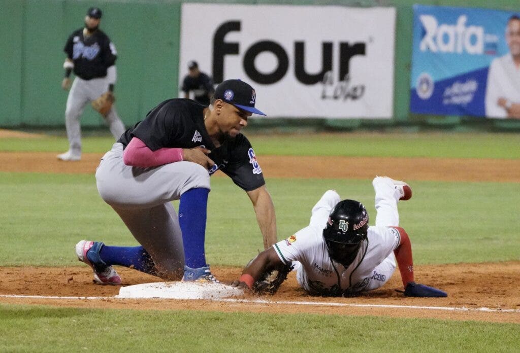 Ramón Hernández, de los Tigres de Licey, y Vidal Brujan, de las Estrellas, en una jugada en la primera base. Foto Manolito Jiménez