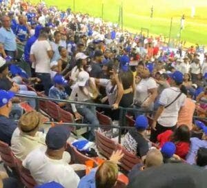 ¡Se armó! Fanáticas se pelean en pleno partido Escogido y Licey