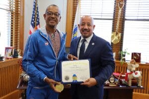 Alcaldía Lawrence reconoce atleta dominicano Robert Jiménez