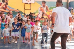 Candidato a regidor regala sonrisas a niños con entrega de juguetes en La Yuca