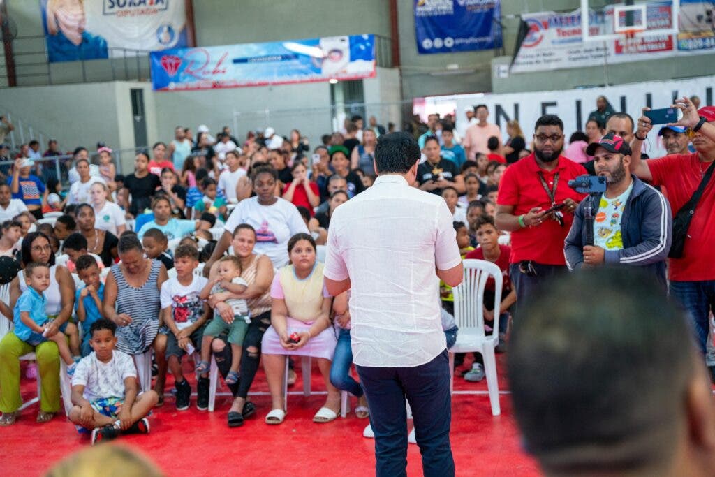 Roberto Ángel encabeza entrega de juguetes en Santiago