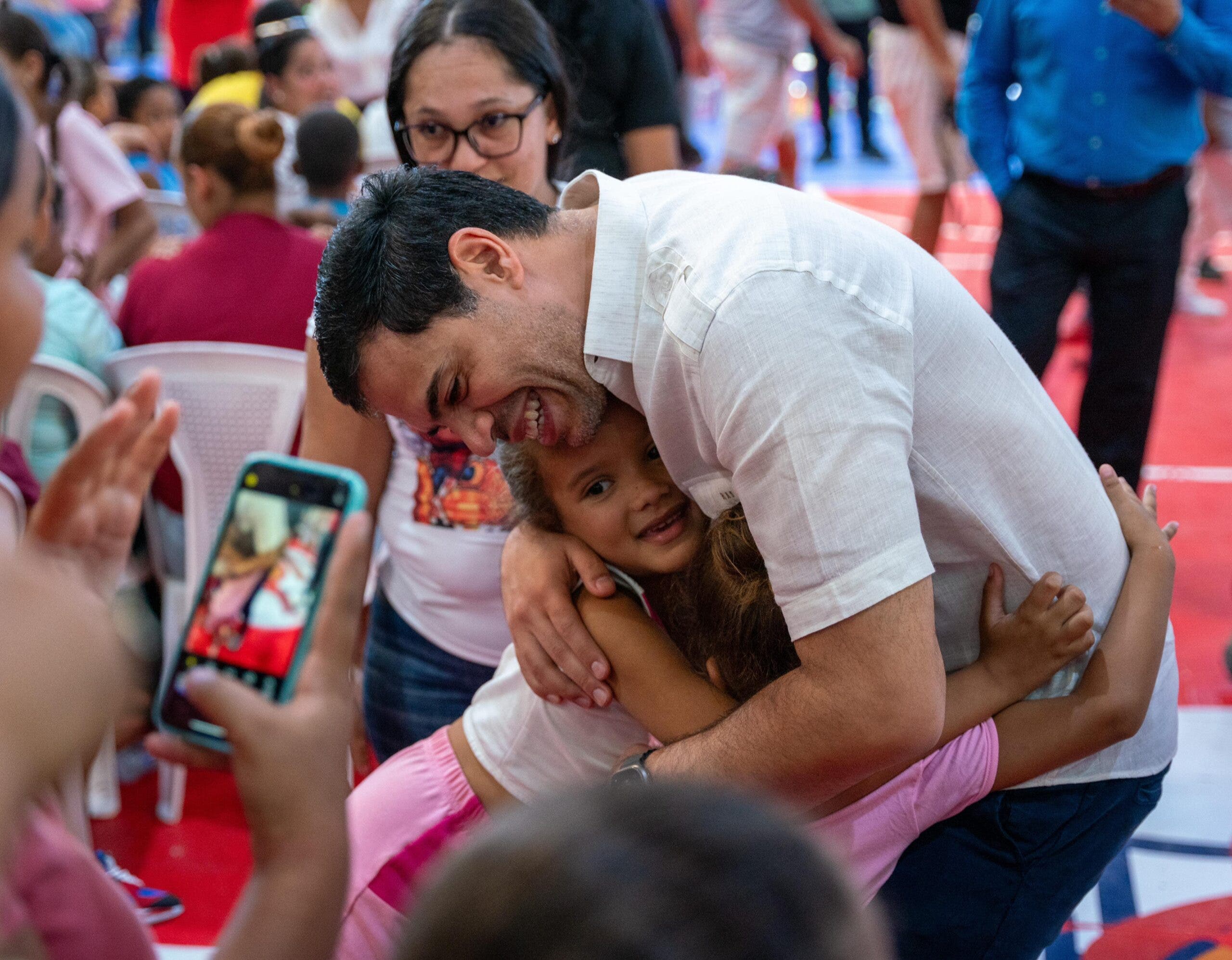 Roberto Ángel encabeza entrega de juguetes en Santiago