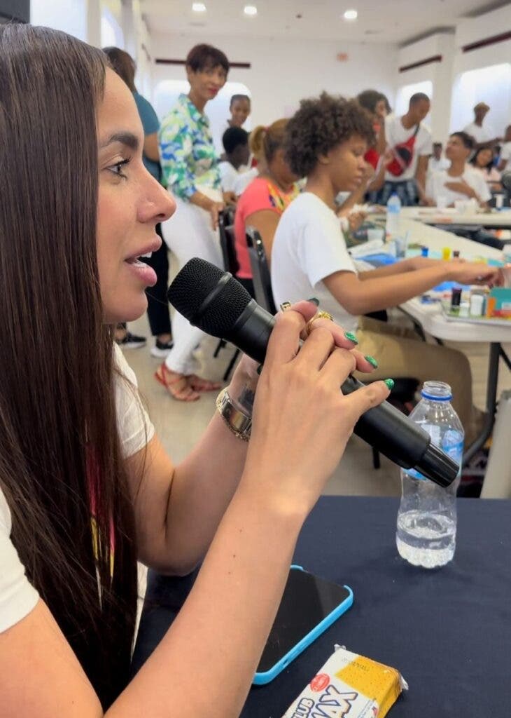 Influencer Jennifer Fungenzi realiza labores sociales en RD