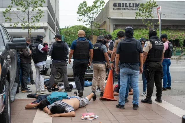 Al menos 10 personas muertas en la ola de violencia en Ecuador