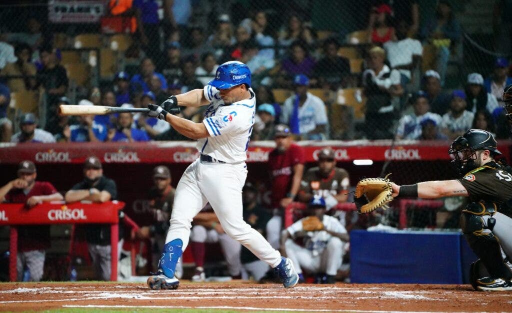 Con la victoria de anoche, los Tigres de Licey empataron en el primer lugar con las Estrellas Orientales
