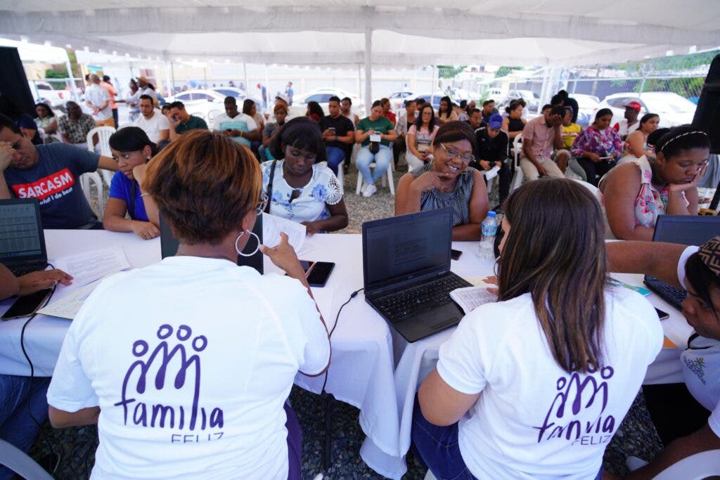 Más de 200 familias completan proceso para adquirir vivienda en Boca Chica