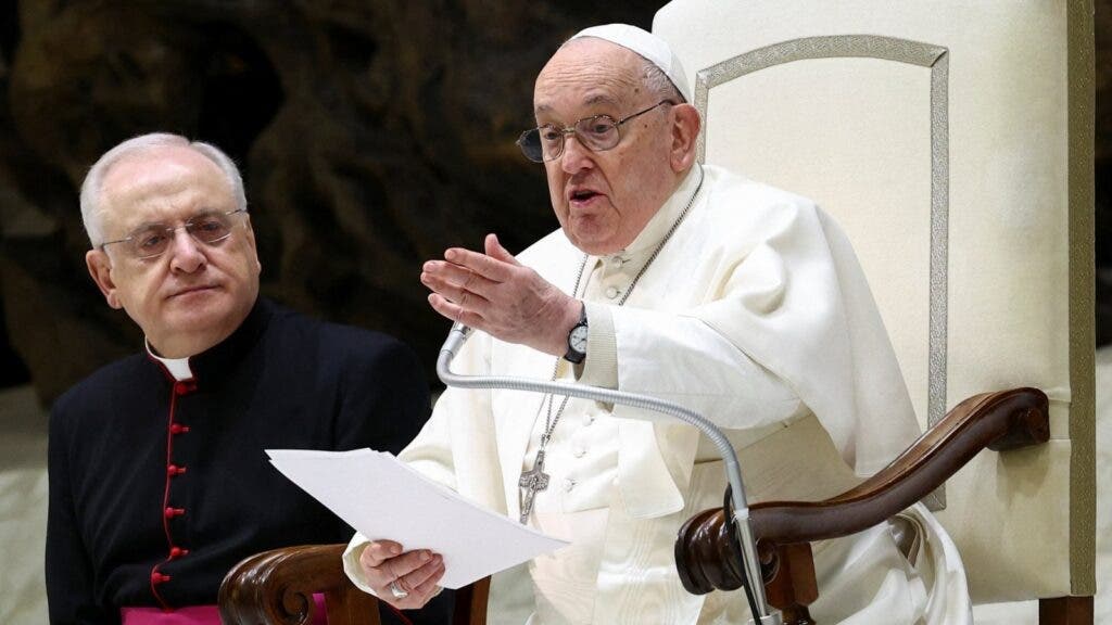 El papa insiste en que “no se bendice la unión homosexual” sino simplemente a las personas