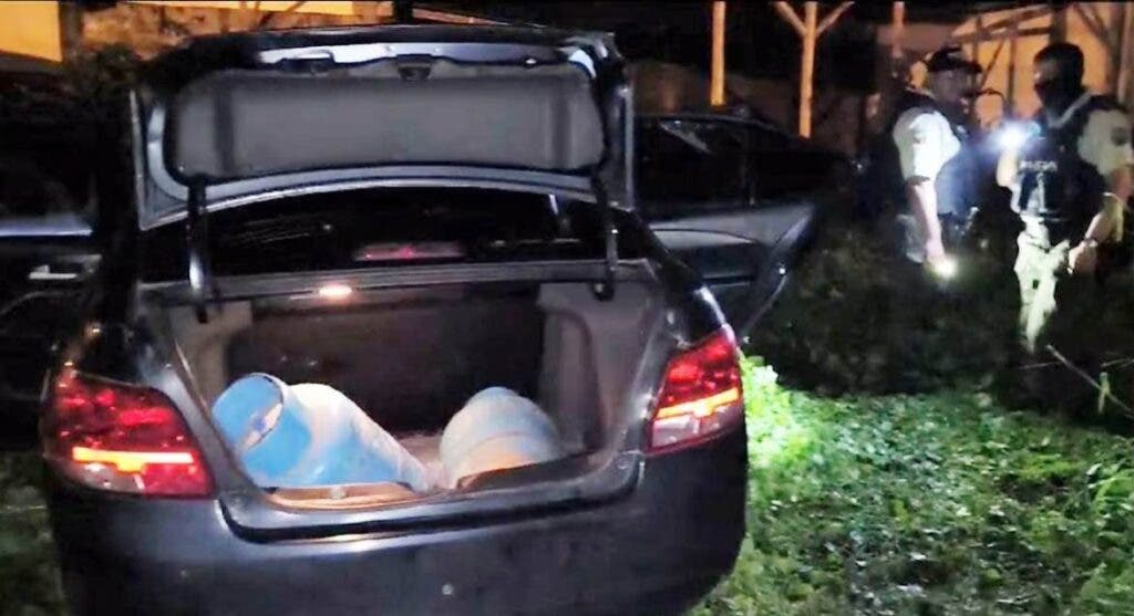 Hallan 2 vehículos que militares presumen iban a ser usados como coches bomba en Ecuador