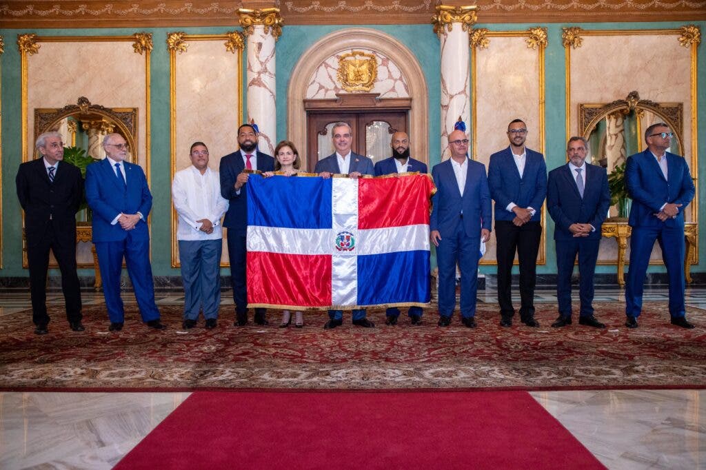Abinader entrega bandera dominicana para la Serie del Caribe 2024 a Tigres del Licey