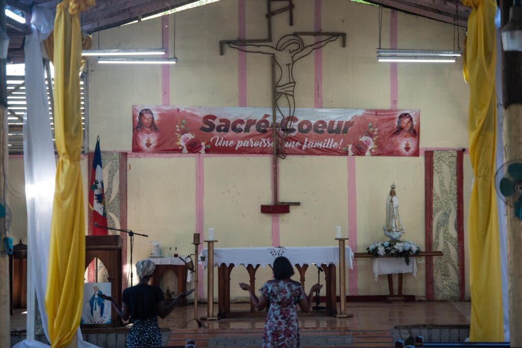 Fieles católicos acuden hoy a la iglesia Saint Pierre, en Petion Ville, Puerto Príncipe (Haití). La Iglesia en Haití celebra una jornada de oración para pedir por la liberación de las monjas secuestrados en el país, entre ellos las seis religiosas retenidas de la Congregación de las Hermanas de Sainte-Anne y un conductor desde el pasado viernes. EFE/ Johnson Sabin