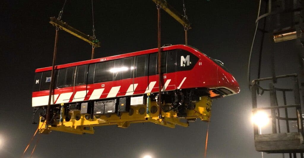 Llega primer tren del monorriel de Santiago