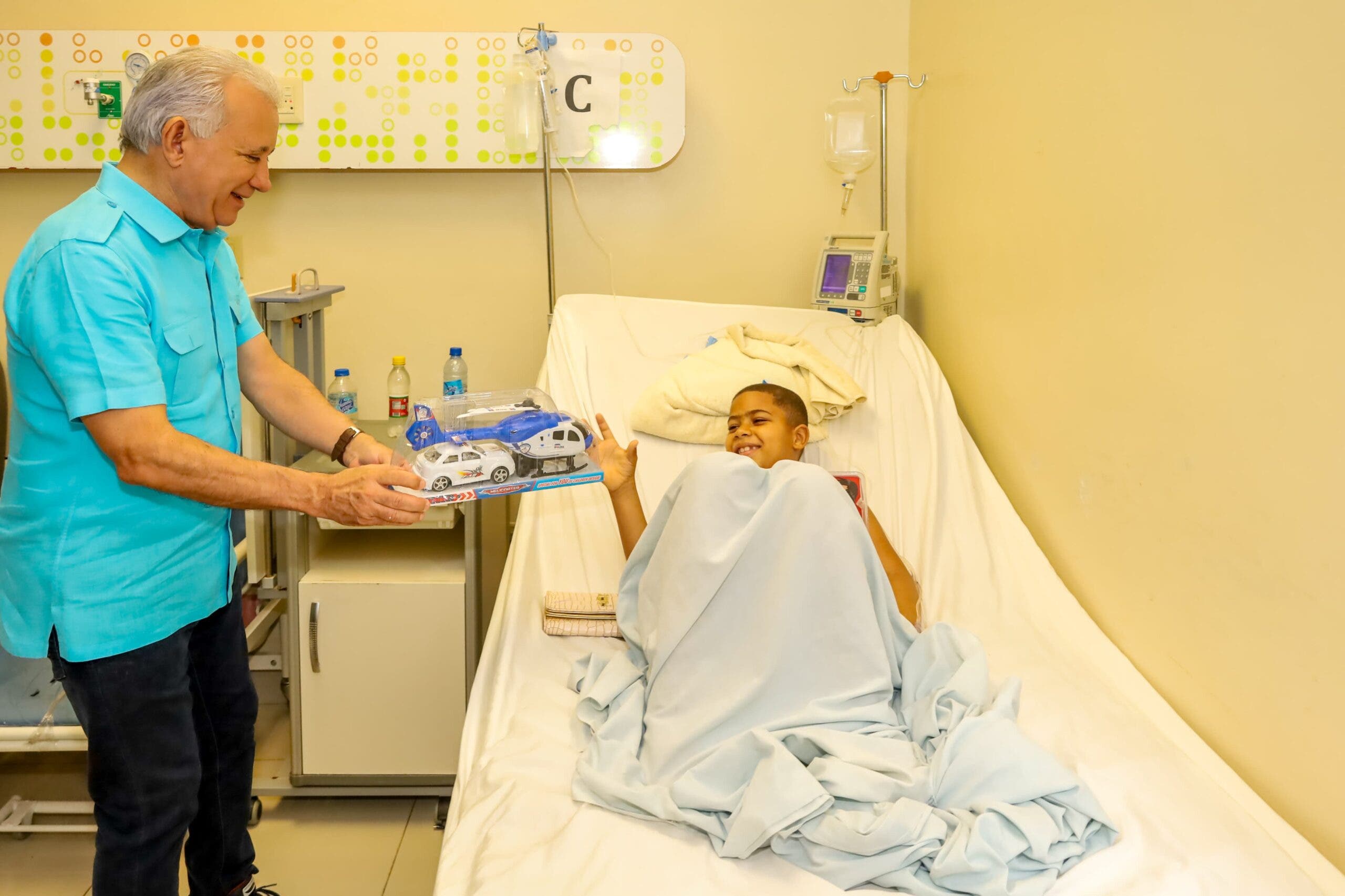 Tavéras compartió con niños ingresados en hospitales de Santo Domingo