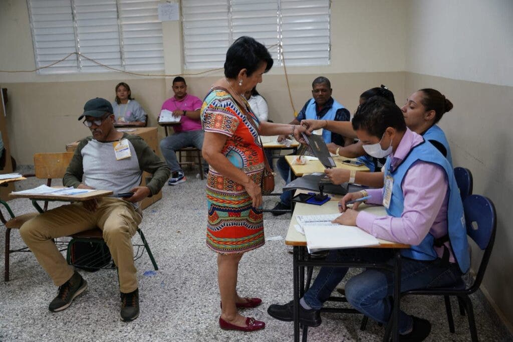 Concurrida asistencia en centros de votación del país durante la mañana