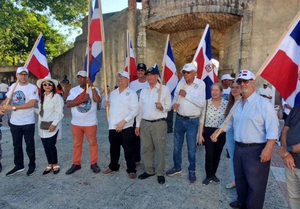Autos antiguos recorren la capital en "Caravana por la Patria"