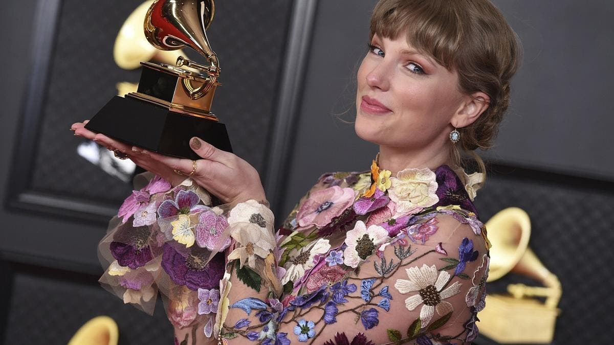 Taylor Swift buscará reinar en la 66 edición de los Grammy