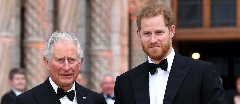 El príncipe Harry llega a Londres para visitar a su padre tras su diagnóstico de cáncer