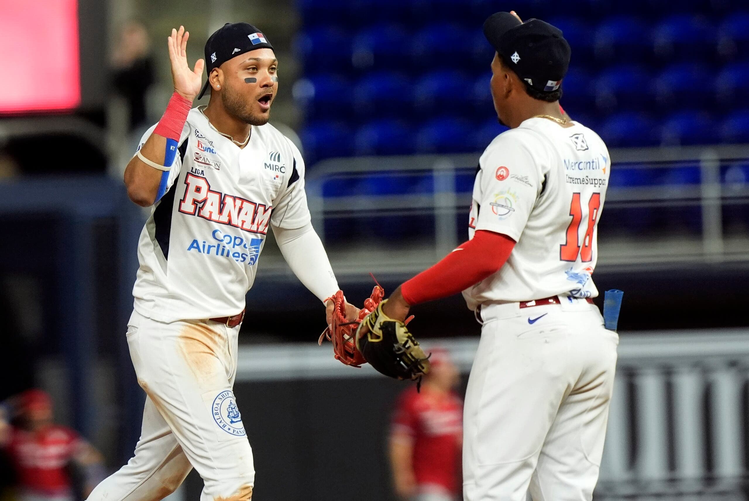 El poder de Santos y Bethancourt levanta a Panamá ante Dominicana en la Serie del Caribe