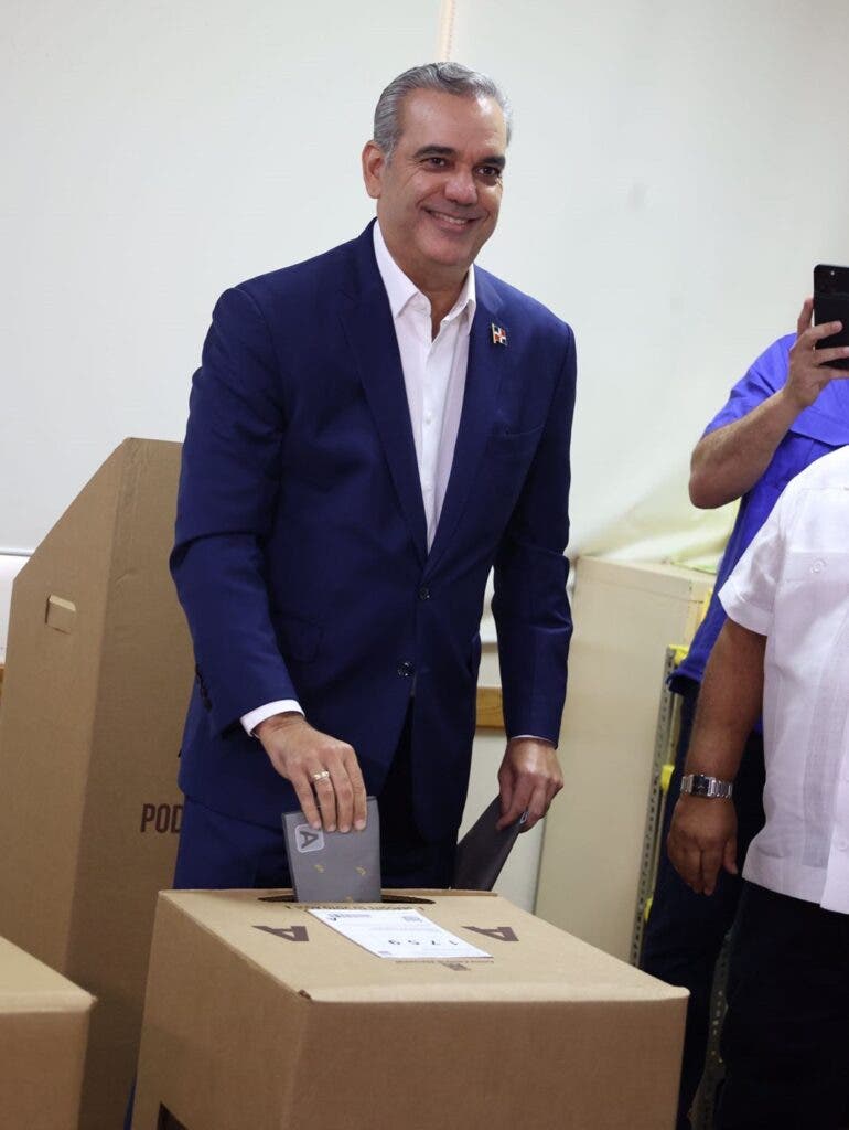 El presidente Luis Abinader vota en el Colegio Bebeque./Foto Elieser Tapia