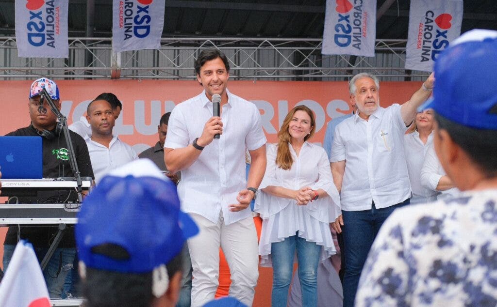Raymond Rodríguez junto a la Carolina Mejía en una actividad política de cara a las elecciones municipales