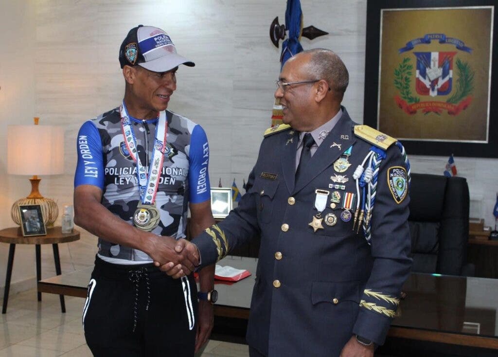 El director de la Policía, Guzmán Peralta, saluda a Erlin García, quien ganó oro en ciclismo en los juegos militares.