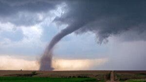 Un nuevo sistema de tormentas amenaza con dejar tornados en California