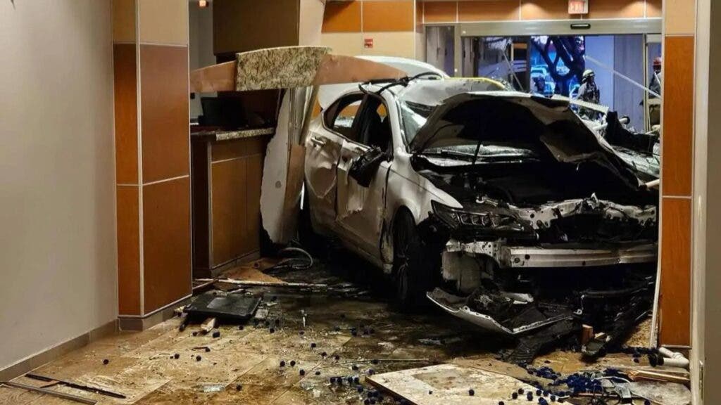 Un muerto y 5 heridos tras estrellarse vehículo en sala de urgencias de hospital
