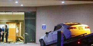 Un muerto y 5 heridos tras estrellarse vehículo en sala de urgencias de hospital