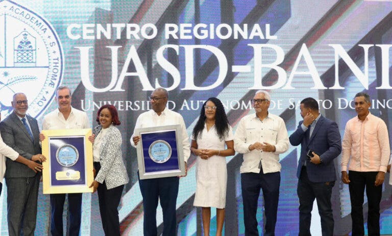 Abinader inaugura extensión UASD en Baní