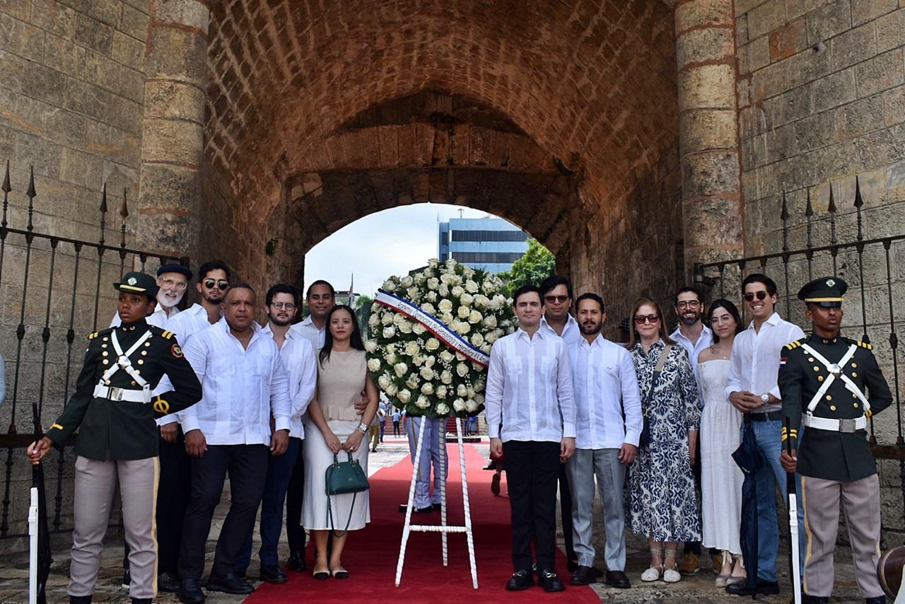 Miembros de ADGH rinden honores a los padres de la patria