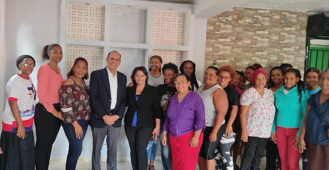 Noel Ureña orienta a ujeres de Haina Sobre el cuidado del cabello