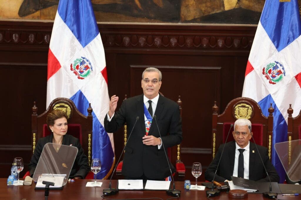 Abinader afirma CAASD produce mucho más agua