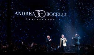 La elegancia y voz de Bocelli llenan SD en concierto con la Filarmónica
