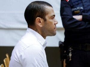 Dani Alves, condenado a 4 años y medio de cárcel por violar a una joven en Barcelona