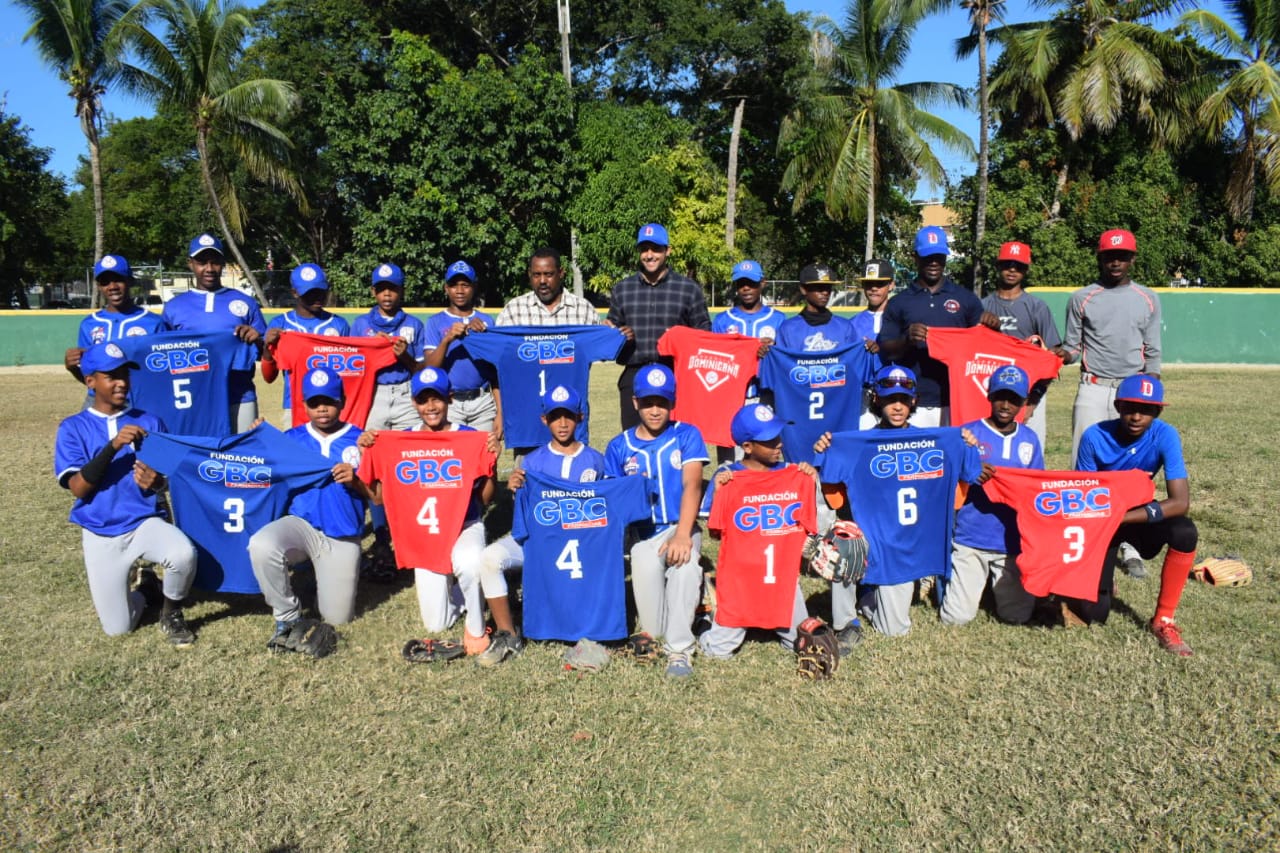 Farmacia GBC entrega uniformes a selección de Academia Luisito Mercedes