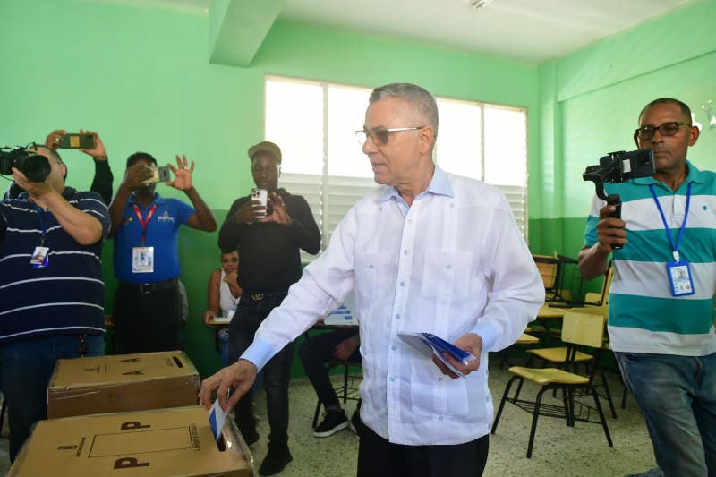 Manuel Jiménez ejercerá su derecho al voto a las 9:30 de la mañana este domingo