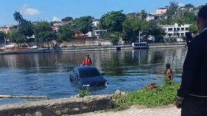 Circula en las redes audiovisual momento vehículo cae al río Ozama