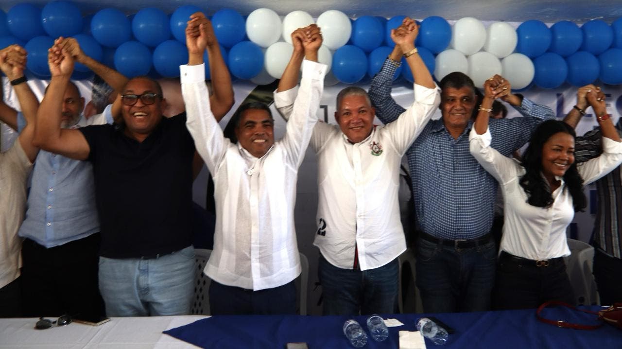 Vinicio Aquino y dirigentes PRD en SDO pasan a respaldar a Abinader