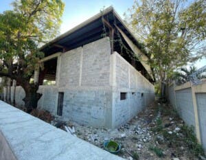 Reconstrucción techado de Las Caobas en abandono