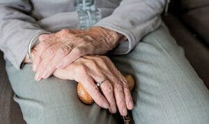 Informe AARP-NY indica miles adultos mayores carecen de protección