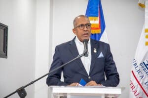 Anuncian proyecto para que empleados públicos brinden mejor servicio