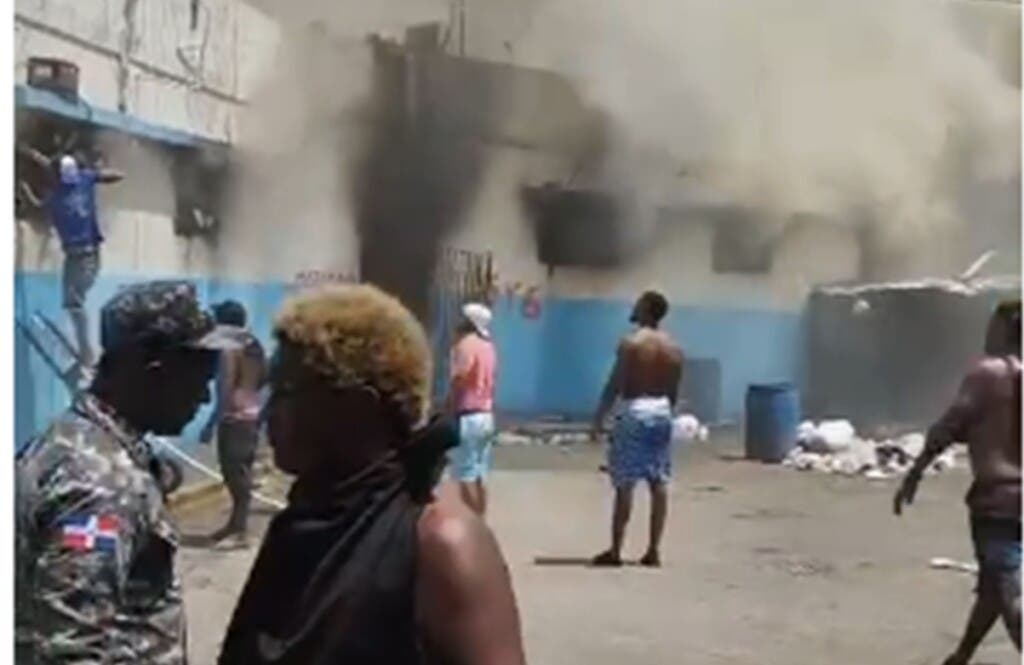 Pánico vivieron reclusos y  autoridades al originarse un fuego en la cárcel de la Victoria. / 
José de León y Carlos Alonzo. / Archivo