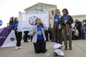 Manifestantes claman contra la restricción de la píldora abortiva ante el Supremo de EEUU