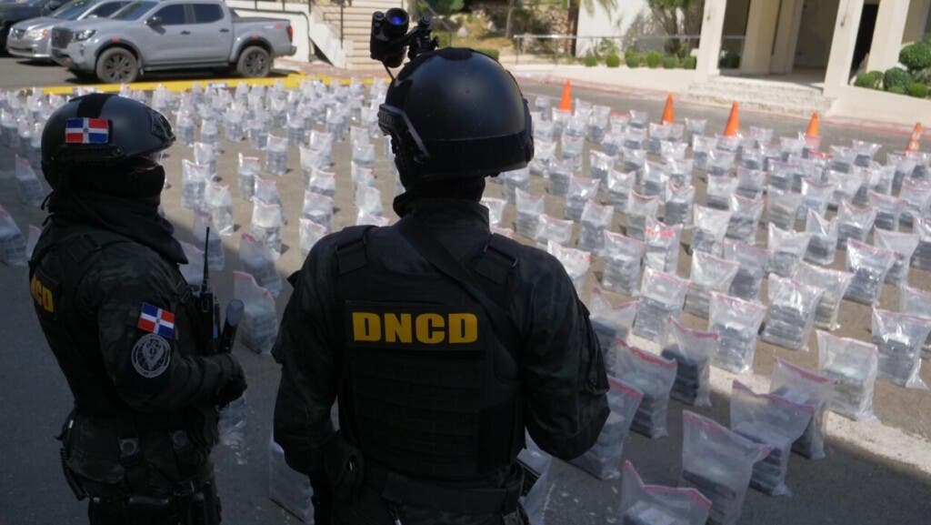 Agentes de la DNCD custodian el nuevo alijo de cocaína decomisado en La Romana